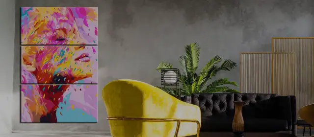 Abstraktes Porträt einer Frau in leuchtenden Farben auf einem Triptychon-Bild, das in einem modernen Wohnzimmer hängt.