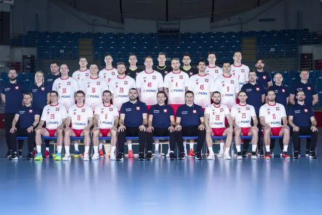 Reprezentacja Polski w piłce ręcznej mężczyzn w komplecie, gotowa do walki.