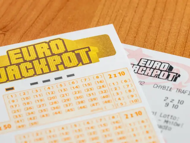 Zbliżenie na kupony Eurojackpot z zaznaczonymi liczbami i tekstem "2 z 10".