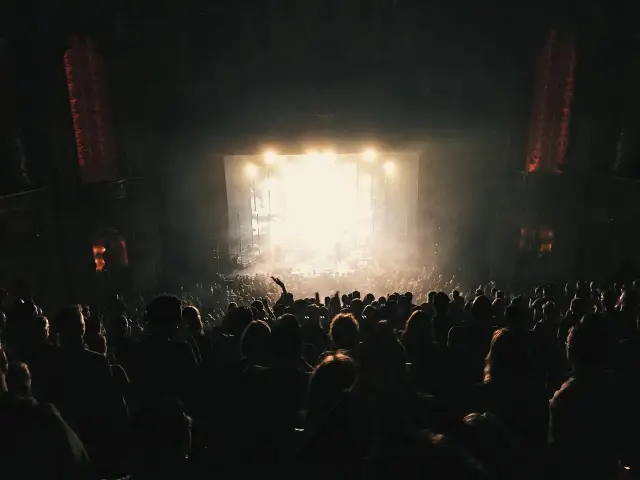 Tłum na koncercie, światła sceny rozświetlają mgłę. W sercu tego wszystkiego, jak w tekście "Someone Like You" Adele, czuć emocje.