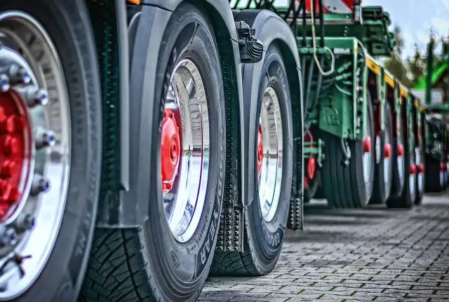 Stawki za kilometr w spedycji: Ile naprawdę kosztuje transport?
