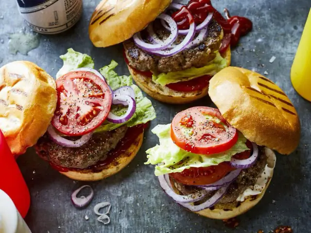 Co pasuje do hamburgera? Klasyczne i nietypowe dodatki
