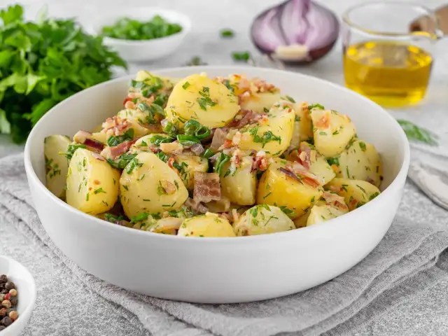 Ein köstlicher Kartoffelsalat mit Speck und Kräutern, der jeden Hunger stillt. Perfekt, um den Abend zu retten!