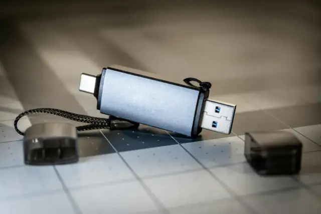 Pendrive z dwoma złączami, gotowy do wywoływania zdjęć. Idealny do przenoszenia wspomnień.