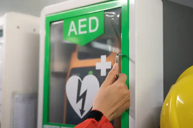 Gdzie jest najbliższy AED? Szybko znajdź defibrylator i ratuj życie