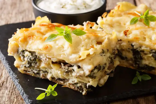 Ile kalorii ma zapiekanka z serem i pieczarkami? Sprawdź teraz!