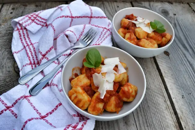 Gnocchi z sosem pomidorowym - Jak zrobić idealnie miękkie kluski?