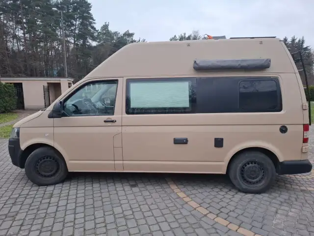 Kamper w piaskowym kolorze, pomalowany Raptor. Zastanawiasz się, ile kosztuje malowanie auta Raptor?