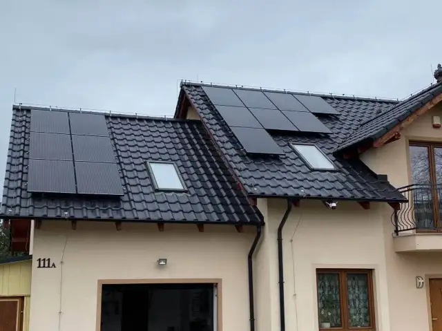 Fotowoltaika a dachówka ceramiczna - jak nie stracić gwarancji dachu?