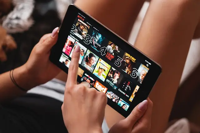 TOP 15: Najlepsze seriale komediowe, które dostarczą Ci dawkę śmiechu