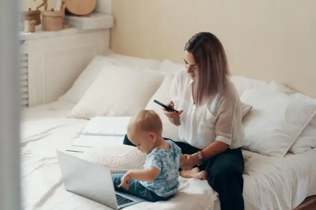 Czy na urlopie wychowawczym można pracować na cały etat bez konsekwencji?