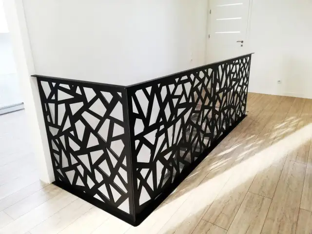 Balustrady wycinane laserowo z blachy - montaż boczny czy od góry?