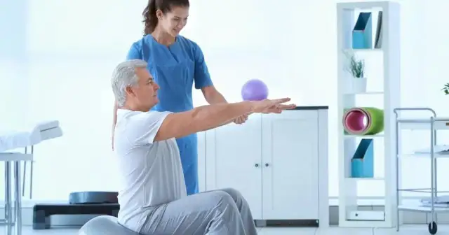 Skierowanie do fizjoterapeuty: NFZ wymaga, prywatnie nie!