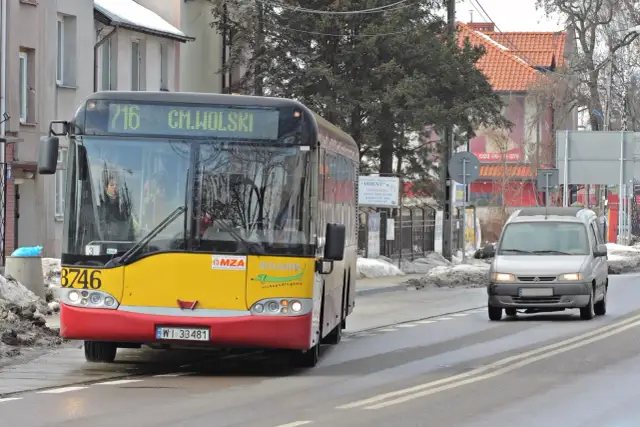 Żółto-czerwony autobus miejski linii 716 wyjeżdża z zatoki. Czy autobus wyjeżdżający z zatoki ma pierwszeństwo?