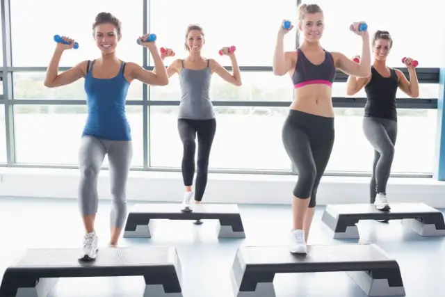 Step aerobik: Jak schudnąć i spalić 600 kcal w godzinę?