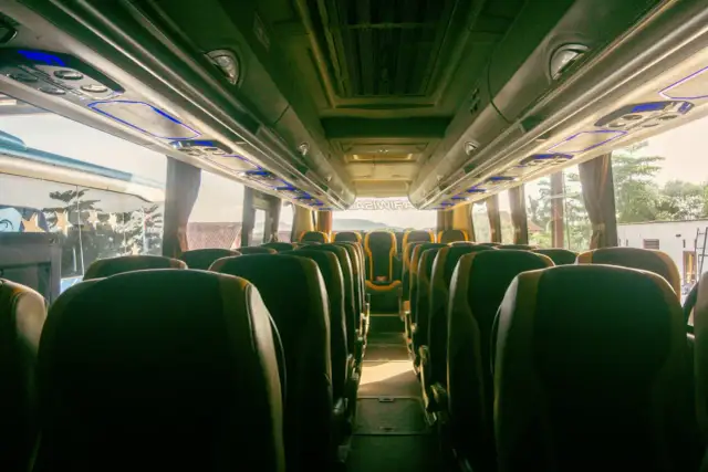 Ile ma miejsc autobus? Odkryj, co wpływa na pojemność autobusów
