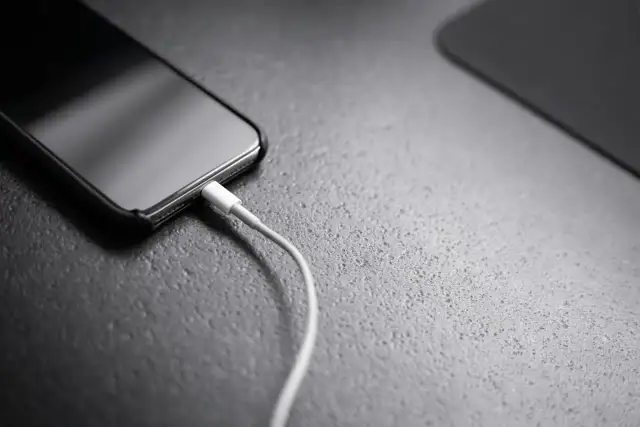 Telefon widzi ładowarkę, ale nie ładuje. Kabel podłączony, a procenty stoją w miejscu. Frustrujące!