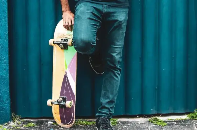 Spodnie tapered co to znaczy – poznaj ich styl i charakterystykę