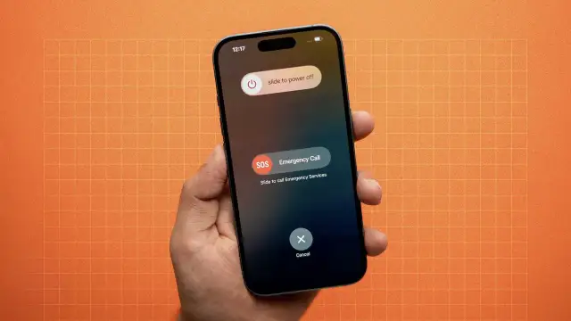 Dłoń trzyma iPhone'a z ekranem wyłączania, opcją połączenia alarmowego SOS i przyciskiem Anuluj.