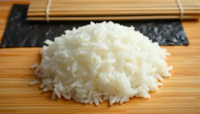 Ile ryżu na rolkę sushi? Precyzyjny przepis i proporcje