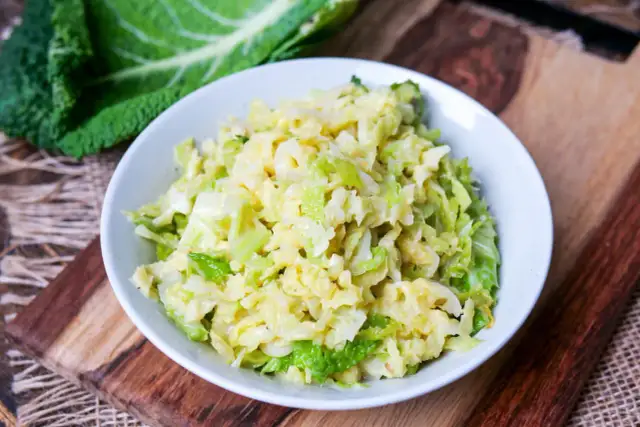 Cremiger Rahmwirsing, ein einfaches und leckeres Rahmwirsing Rezept, serviert in einer Schüssel.