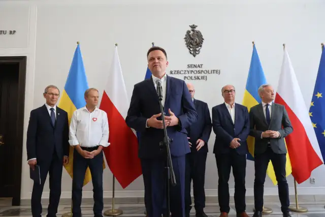 Pakt senacki: jak lewica negocjowała miejsca na listach wyborczych. Politycy stoją przed flagami Polski i Ukrainy.