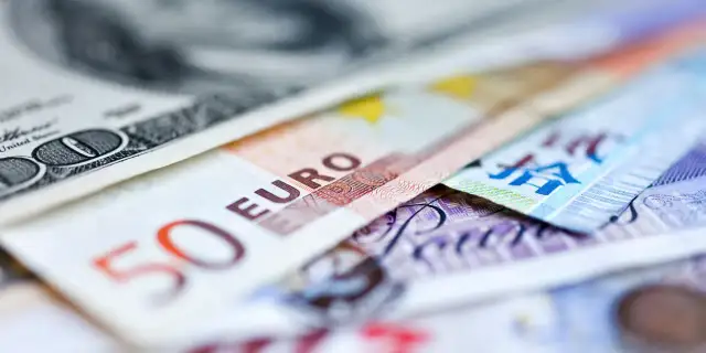 Dolar, euro i inne waluty. Zrozumienie, co to dewaluacja, jest kluczowe w świecie finansów.