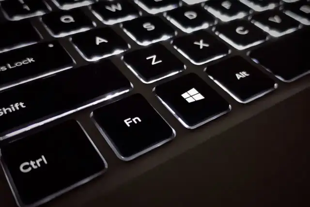 Klawiatura z podświetlanymi klawiszami. Widoczne klawisze Ctrl, Fn, Windows, Alt. To skrót na wyłączenie komputera.