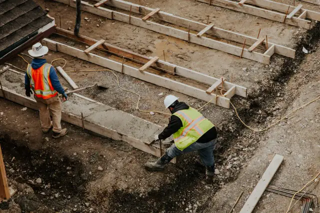 Jaki fundament pod dom? Ławy czy płyta? Decyzja bez błędów