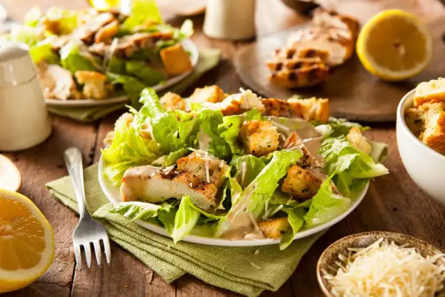 Deliciosa ensalada cesar con pollo, lechuga crujiente, crutones dorados y aderezo cremoso. Perfecta para una comida ligera.