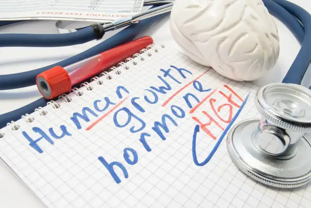 Czy hormon wzrostu jest sprzedawany w aptekach? Stetoskop, probówka i notatnik z napisem "Human growth hormone" sugerują medyczne zapytanie.