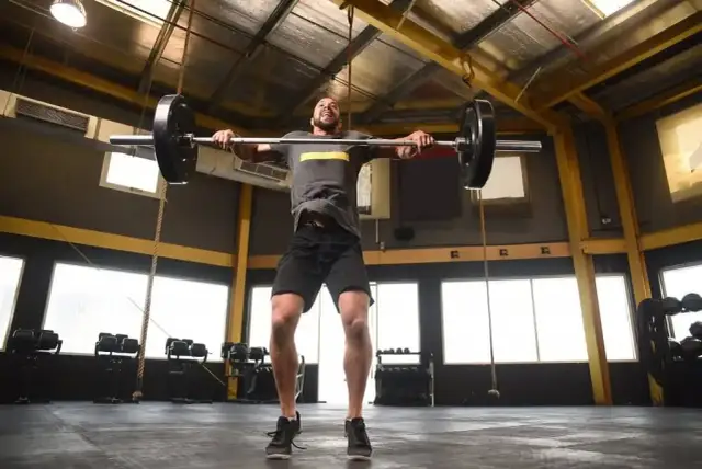 CrossFit co to znaczy? Poznaj zasady i korzyści tego treningu