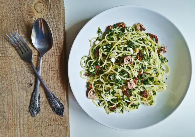 Szybkie spaghetti ze szpinakiem i fetą - pyszny wegetariański przepis