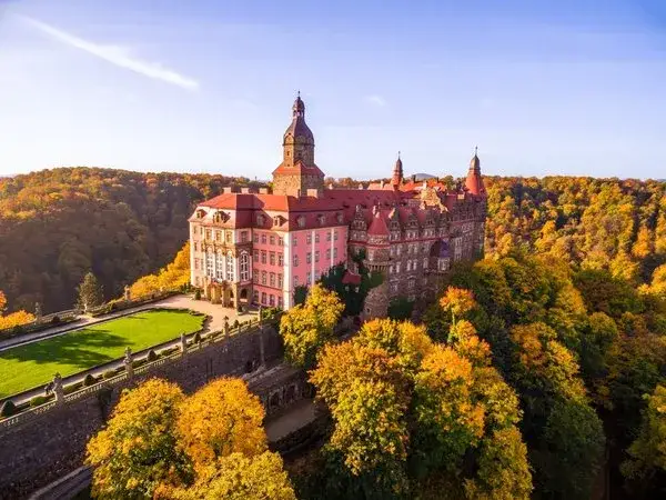 Gdzie zjeść w pobliżu Zamku Książ? Najlepsze restauracje i atrakcje