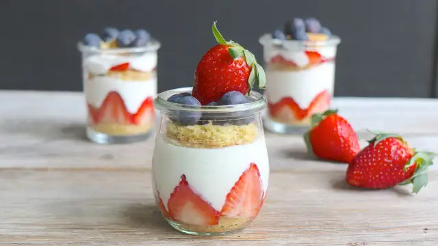 Erdbeeren-Dessert im Glas mit Joghurt und Blaubeeren, eine köstliche low carb Option.