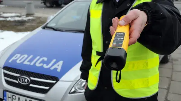 Po jakim czasie policja doprowadza do ZK? Sprawdź terminy i procedury
