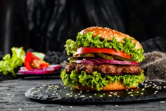 Soczysty burger z marketu? Wybierz mięso jak ekspert!