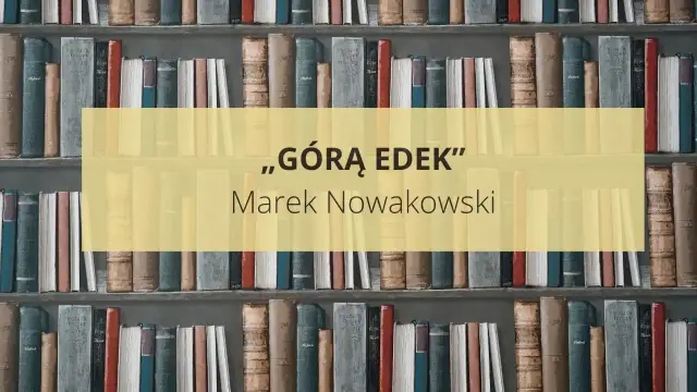 Streszczenie „Górą Edek” Marka Nowakowskiego. Książki na półkach tworzą tło dla tytułu.