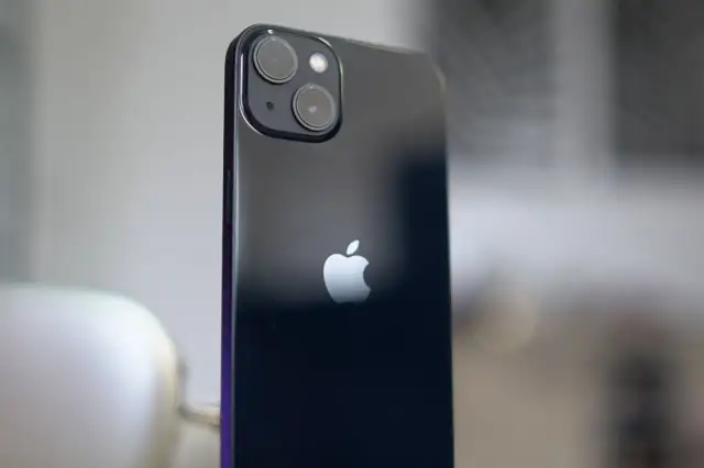 Arrière d'un iPhone 13, avec son logo Apple et le module photo incluant un objectif grand angle.