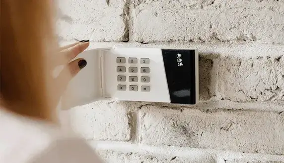 Czy montować alarm w domu? Oto, co musisz wiedzieć o bezpieczeństwie