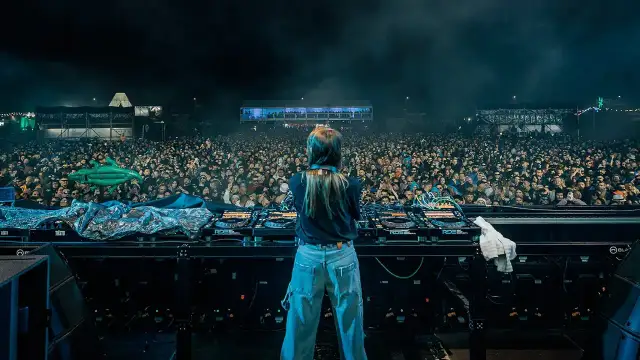 DJka na scenie, tłum ludzi na festiwalu techno Polska, unoszący się zielony aligator.