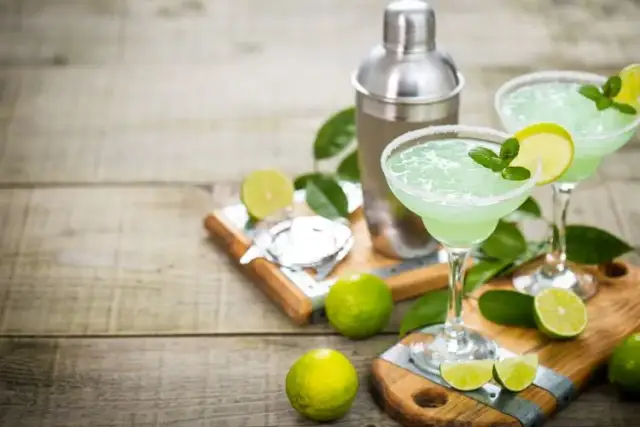 Najlepsze drinki z tequilą: Przepisy, które zachwycą każdego