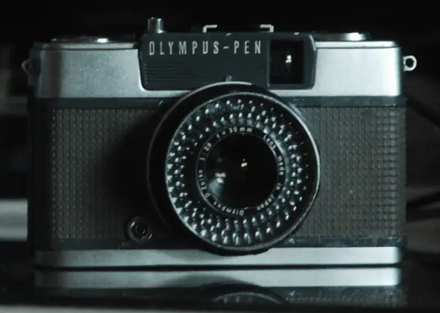 Stary aparat Olympus Pen, idealny do wywołania zdjęć z kliszy.