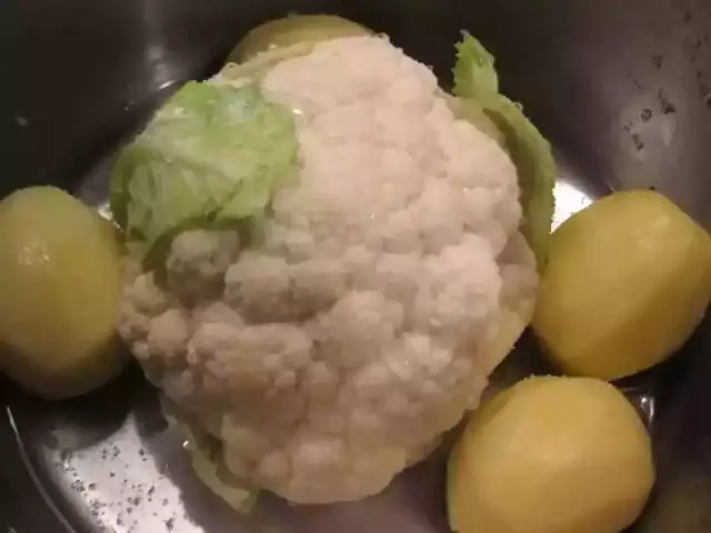 Coliflor y patatas en un bol, ingredientes para deliciosas recetas con coliflor y huevo.