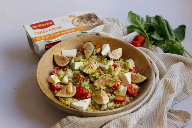 Ensalada de cous cous con higos, queso feta, tomates cherry y pistachos. Un plato fresco y delicioso.