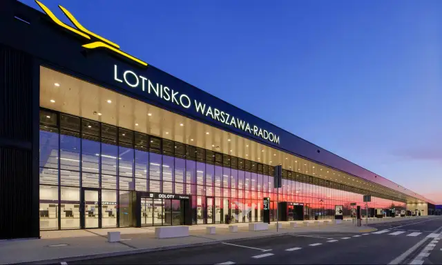Nowoczesne lotnisko Warszawa-Radom, kiedy otwarcie? Zapytaj o to, patrząc na lśniącą fasadę obiektu o zachodzie słońca.
