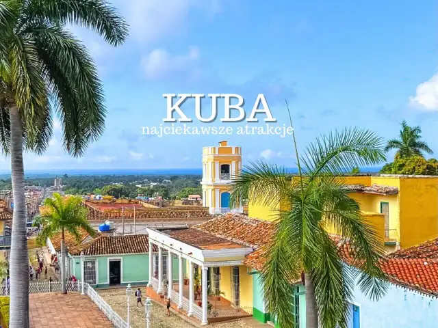 Kolorowe kamienice i palmy na wyspie Kuba. Widok na zabytkowe miasto Trinidad, gdzie słońce rozświetla architekturę.