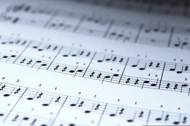 Baciary siedem czerwonych róż tekst. Nuty na papierze, jak zapisana melodia, czekają na wykonanie.