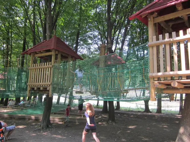 Małpi Gaj Myślenice: Rodzinny park linowy na Zarabiu czy warto?