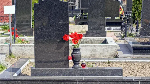 Ile kosztuje postawienie pomnika na cmentarzu? Sprawdź ceny i wydatki
